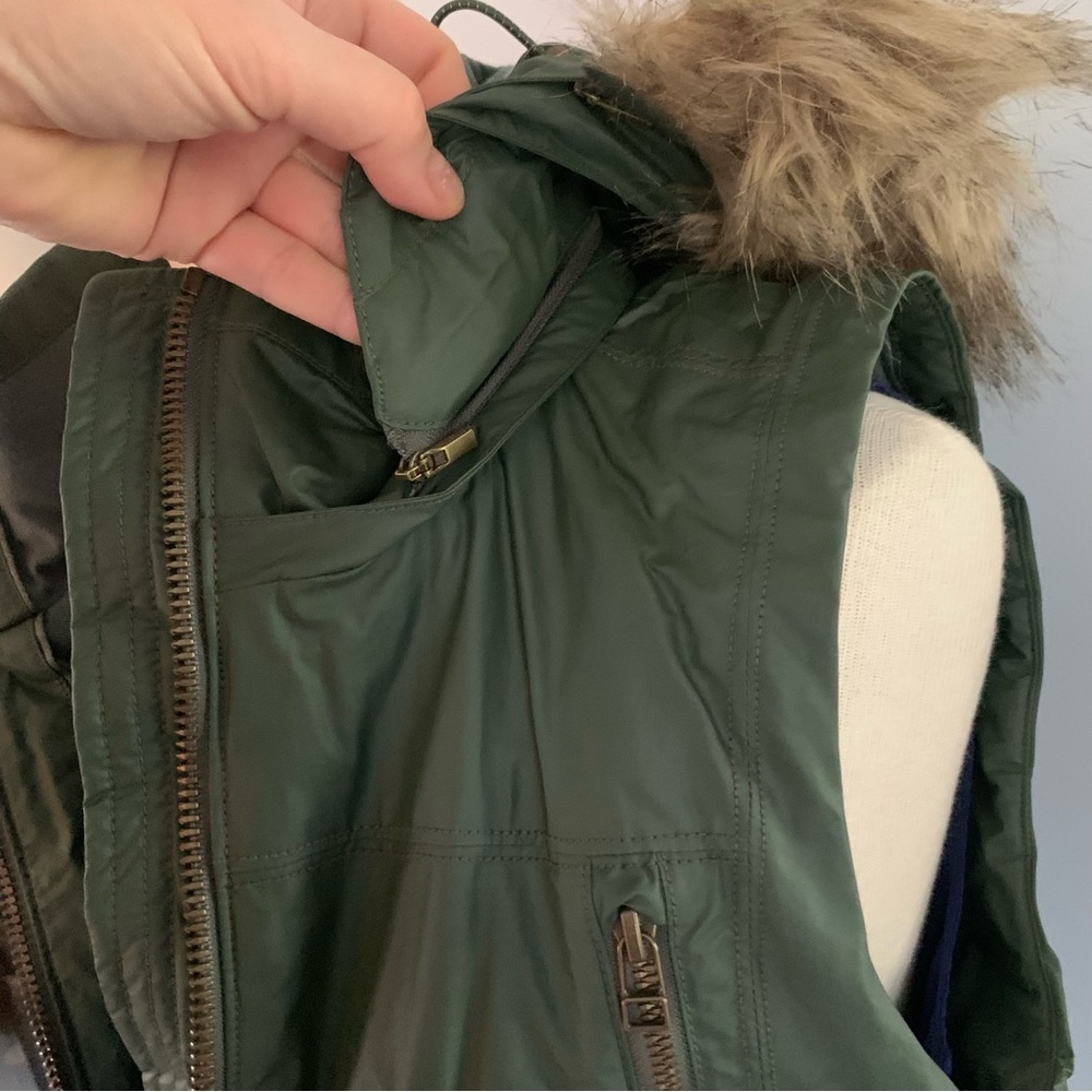 Athleta green Alpine Air Vest with removable faux fur collar Size medium - Picture 6 of 13